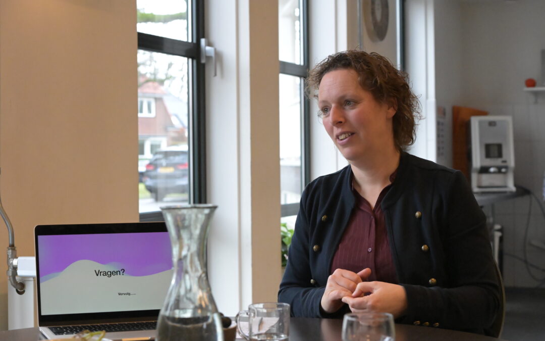 Ze zei het bij de deur. En ik stond stil